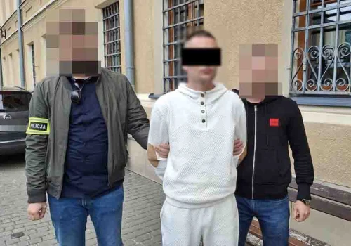 Pijany zostawił Forda na skrzyżowaniu i boso poszedł ukraść paliwo do wiaderka. Ma dożywotni zakaz prowadzenia
