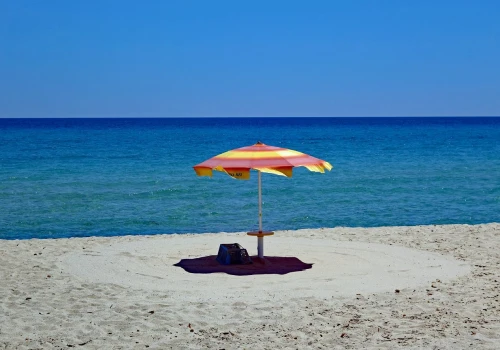 Nie masz dziecka ani 65 lat? Na tej plaży nie rozstawisz parasola. Szalone letnie zakazy