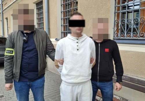 Zostawił auto na środku skrzyżowania i boso poszedł kraść paliwo do wiaderka. Miał 2 promile i dożywotni zakaz