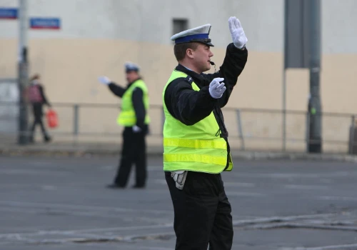 Ten gest policjanta działa jak czerwone światło. Za zignorowanie grozi nawet 5000 zł