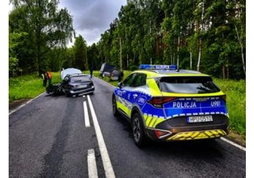 Groźny wypadek na DW188. Zderzyły się trzy pojazdy, jedna osoba trafiła do szpitala