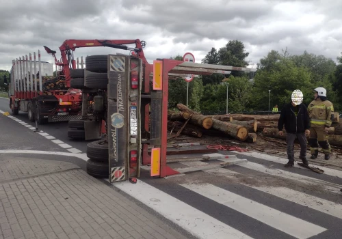 Groźne zdarzenie w Wielkopolsce. Naczepa z drewnem przewróciła się na skrzyżowaniu