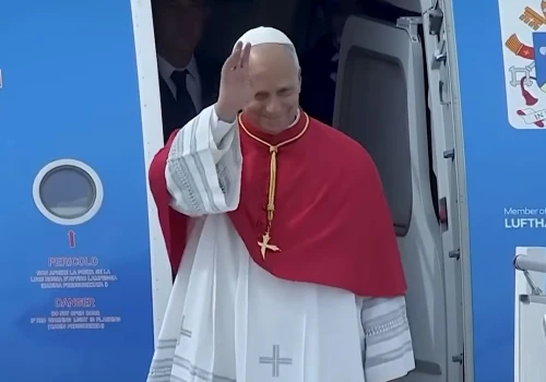 Od pałacu do migrantów. Pielgrzymka Leona XIV przez Hiszpanię