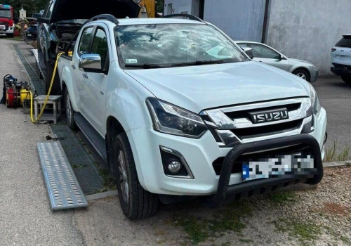 Dodge przygniótł 44-latka na auto lawecie. Policjanci uratowali mu życie… opaską uciskową
