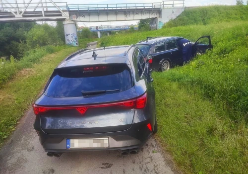 Kierowca Audi uciekał, pasażer wyrzucał narkotyki, a w tle wpadł kolejny diler