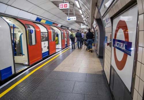 Wiersze polskich poetów w londyńskim metrze. Codziennie widzi je 3 mln pasażerów
