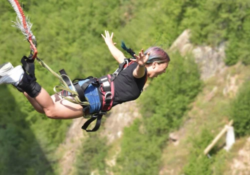 Tragiczny skok na bungee w Brazylii. Mężczyźni zrzucili 21-latkę z mostu, zapominając o podpięciu liny