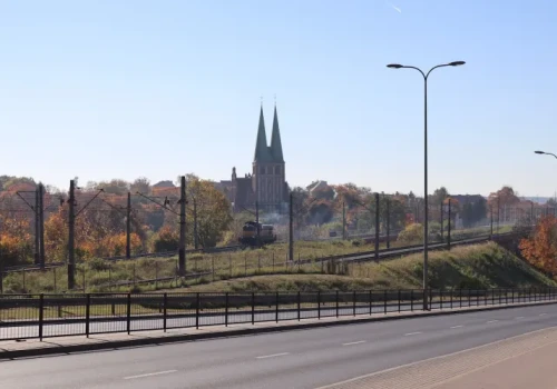 Auto z Ameryki na Warmii i Mazurach — fakty kontra mity, które słychać nad jeziorami
