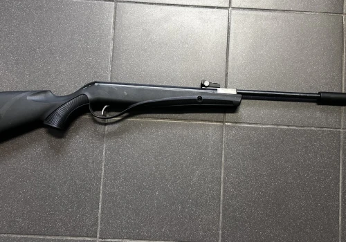 Mężczyzna z bronią na ulicach miasta. Pilna interwencja kilku patroli policji