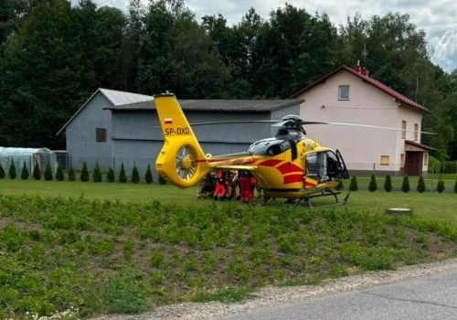 Dramat w Niechobrzu. Dodge zmiażdżył 44-latkowi nogę na autolawecie. Policjanci z Boguchwały uratowali mu życie prywatnym sprzętem!
