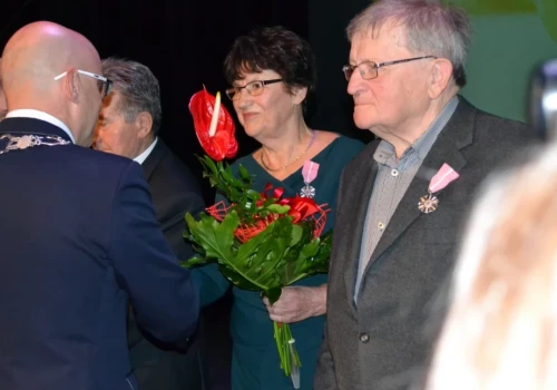 Kolejka po Medale za Długoletnie Pożycie Małżeńskie. Problem dotyka także jubilatów z Mysłowic