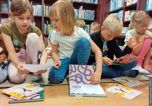 Pasowanie na czytelnika we Frysztacie. Pierwszoklasiści rozpoczęli biblioteczną przygodę