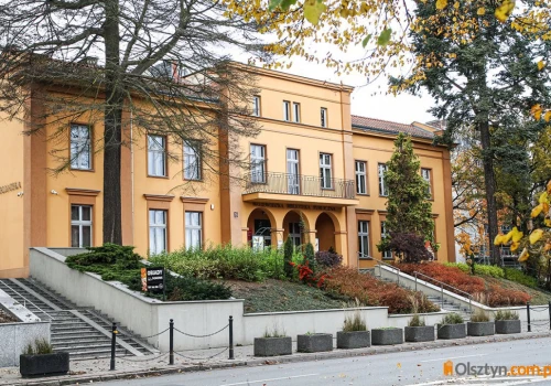 Czytanie ma chronić przed dezinformacją? WBP w Olsztynie wspiera apel do premiera Tuska