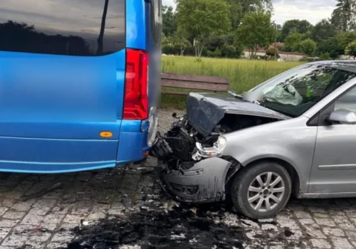 Jeden uderzył w dostawczaka. Drugiego zdradził styl jazdy