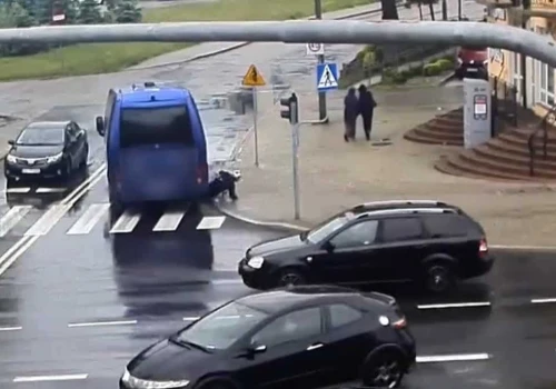 Zderzenie hulajnogi z busem w Olsztynie. Rozpędzony nastolatek chciał wjechać na pasy