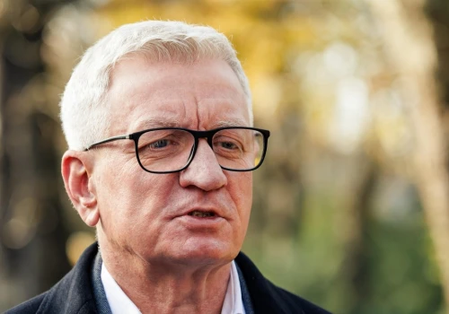 Jacek Jaśkowiak obrzucony ciastem. 