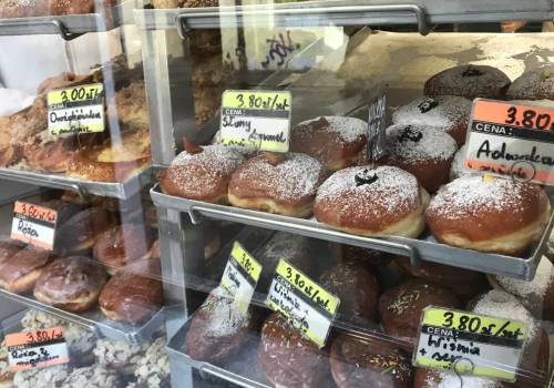 Kolejki pod cukierniami, zapisy i 59 zł za sztukę. Ten wypiek robi furorę