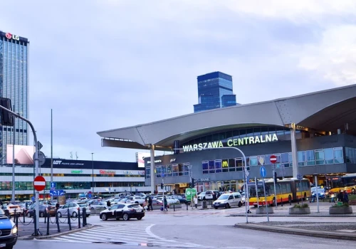 Mężczyźni w „mundurach” zaczepiają cudzoziemców na dworcu. „Policja prowadzi czynności”
