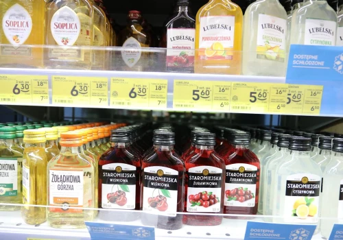 Koniec tanich małpek? Rząd szykuje czterokrotną podwyżkę ceny najmniejszych butelek alkoholu
