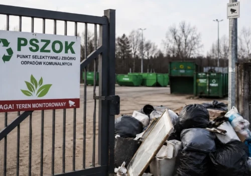 Mandaty za podrzucanie śmieci pod PSZOK w gminie Ciechanowiec. Sprawców ujawnił monitoring