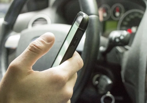 Telefon za kierownicą we Francji. Zawieszenie prawa jazdy już w 8 departamentach
