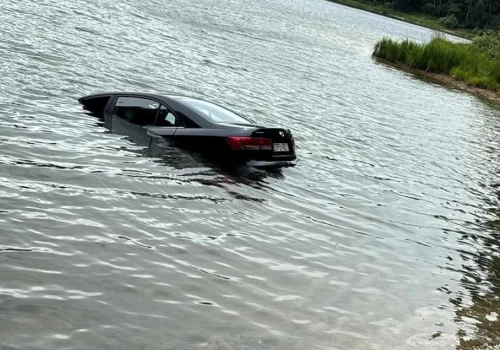 Hyundai zatonął w Jeziorze Leśniańskim. Auto stoczyło się ze skarpy