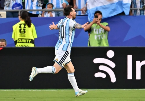 Raz, dwa i trzy. Lionel Messi zaczarował po raz pierwszy