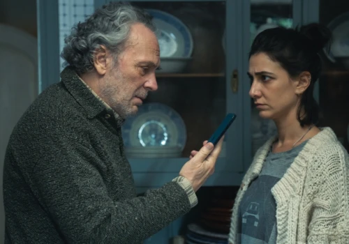 Twórcy „Szkoły dla elity” robią nowy, klaustrofobiczny thriller psychologiczny. Kiedy premiera ,,Podejrzliwi”?