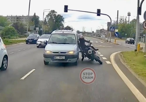 Kierowca auta potrącił motocyklistę i odjechał. Nie miał OC ani przeglądu