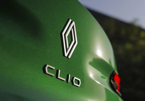 Przyłapali sportowe Renault Clio. Zazdroszczą mu dużego silnika