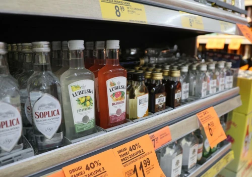 Polska zalana alkoholem z „małpek”. Rząd szykuje drastyczną podwyżkę cen, wzbogaci się NFZ
