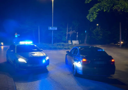 Zatrzymał BMW na środku drogi i zasnął za kierownicą – miał blisko 2 promile alkoholu