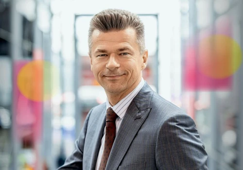 Czeski miliarder, który inwestuje w demokrację. „Nie możemy jej tylko konsumować. Musimy stać się jej architektami”