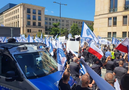 Więziennicy znowu przed Ministerstwem Finansów. Trwa drugi protest ws. mieszkaniówki