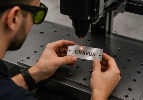 Grawerowanie laserowe na metalu w przemyśle i branży reklamowej - praktyczne zastosowania