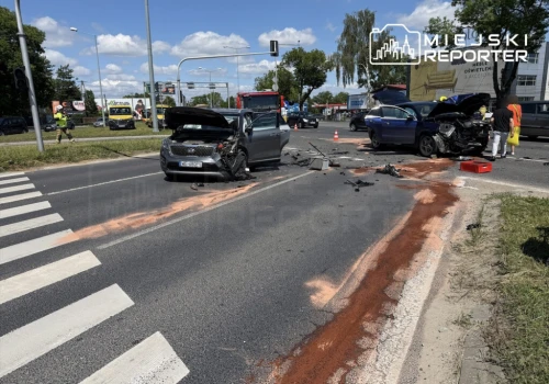 Zderzenie KIA i Mercedesa. Jedna osoba trafiła do szpitala