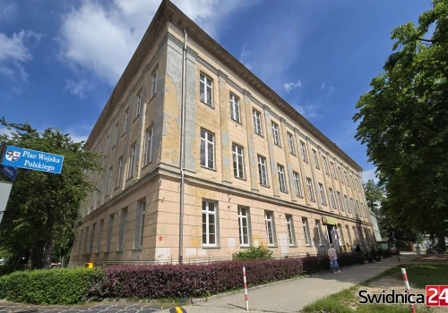 Rodzice upominali się o modernizację, radni wnioskowali o środki. „Trzysta piętnastka” z remontowymi planami