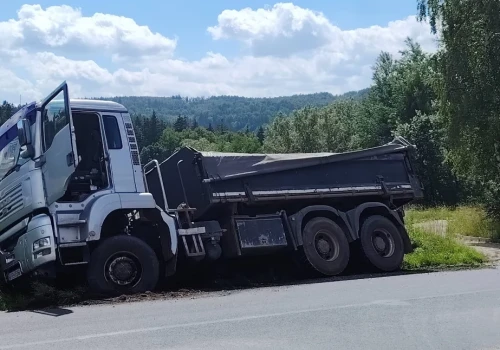 Ciężarówka w rowie pod Siedlęcinem. Utrudnienia przy stacji Pieprzyk.