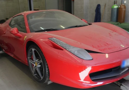 Ekskluzywne hotele i ferrari w garażu. Policja zatrzymała lidera mafii wnuczkowej