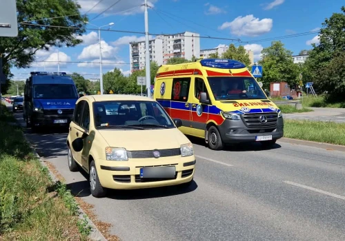 Ominęła przepuszczające pieszych auto. Wjechała w znajdującą się na pasach kobietę