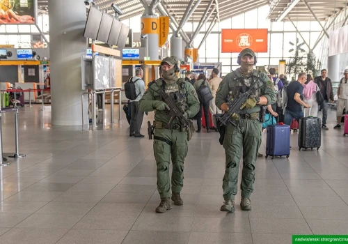 Kolejna interwencja na lotnisku Chopina. Pasażer “miał kałasznikowa” w bagażu