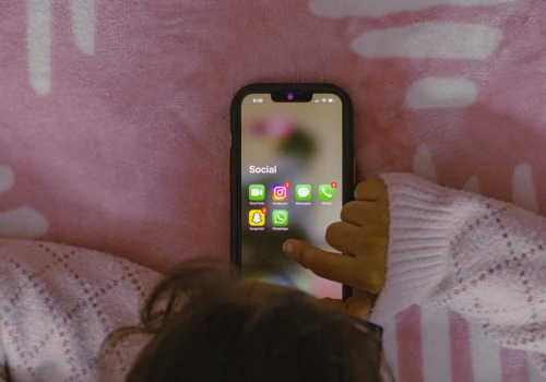 Internet dzieci 2026: Rekordowy czas przed ekranami i łatwy dostęp do pornografii