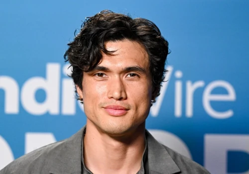 Charles Melton jako Bestia? Powstają całkowicie nowi 