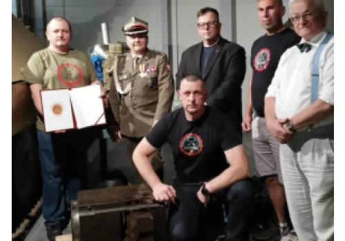 Sensacyjne znalezisko pod Pruszczem Gdańskim – fragmenty niszczyciela czołgów przekazane do muzeum