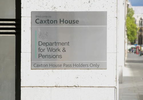 Czy w UK będą odbierać świadczenia DWP? Rząd szuka pieniędzy na zbrojenia