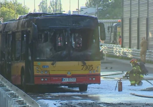 Autobus miejski stanął w płomieniach. Trwa akcja służb w Warszawie