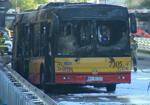 Pożar na warszawskiej Pradze-Południe. Miejski autobus w ogniu