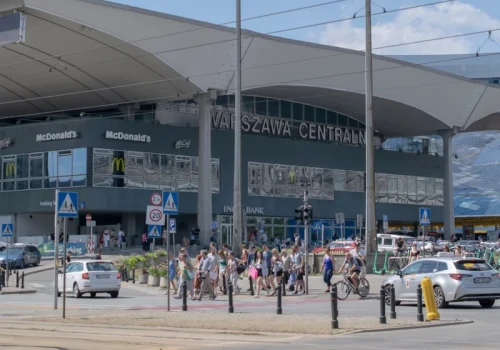 Skandal na Dworcu Centralnym. Chodzili w mundurach i zatrzymywali przyjezdnych