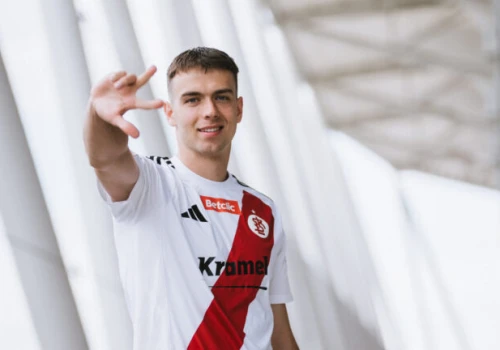 ŁKS Łódź wzmacnia defensywę. Bartosz Farbiszewski podpisał kontrakt
