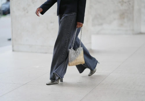 The chainmail sling bag sprawia, że nawet biały T-shirt wygląda stylowo. To torebka, która nie potrzebuje konkurencji